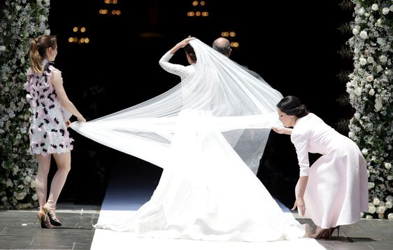 Alessandra de Osma entrant dans l'eglise lors de son mariage